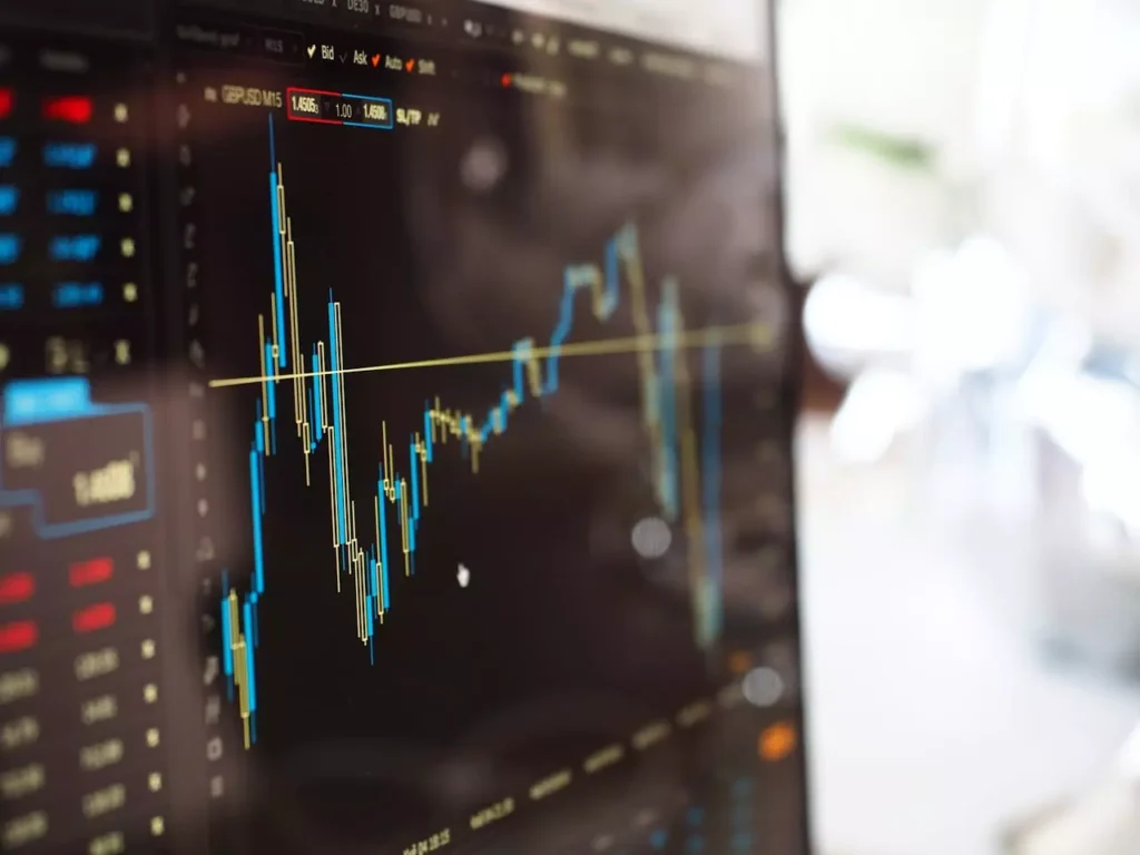 SCALPING, DAY-TRADING ET SWING-TRADING : COMPRENDRE LES DIFFÉRENCES ET CHOISIR LA BONNE STRATÉGIE